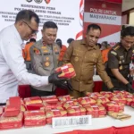 Dari kiri kekanan: Direskrimum Polda Sulteng Kombes Polisi Djoko Tjahjono, Kepala BNN Sutleng Brigjen Pol Ferdinand Maksi Pasule, Kapolda Sulteng Irjen Pol Agus Nugroho, Gubernur Sulteng Anwar Hafid, Aspidum Kajati Sulteng Fithrah, dan Ditresnarkoba Polda Sulteng Kombes Pol Pribadi Sembiring pada konferensi pers pengungkapan dan emusnahan 40 kg narkotika jenis sabu di Mapolda Sulteng, Senin (30/6/2025). (bmzIMAGES/Basri Marzuki)