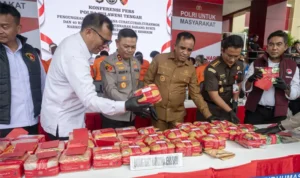 Dari kiri kekanan: Direskrimum Polda Sulteng Kombes Polisi Djoko Tjahjono, Kepala BNN Sutleng Brigjen Pol Ferdinand Maksi Pasule, Kapolda Sulteng Irjen Pol Agus Nugroho, Gubernur Sulteng Anwar Hafid, Aspidum Kajati Sulteng Fithrah, dan Ditresnarkoba Polda Sulteng Kombes Pol Pribadi Sembiring pada konferensi pers pengungkapan dan emusnahan 40 kg narkotika jenis sabu di Mapolda Sulteng, Senin (30/6/2025). (bmzIMAGES/Basri Marzuki)