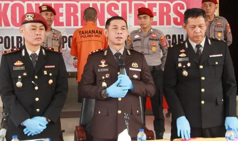 Kapolres Sigi, AKBP Kari Amsah Ritonga memberi keterangan tentang kasus pembunuhan adik oleh kakak kandung sendiri di Mapolres Sigi, Senin (2/6/2025). (Foto: Humas Polres Sigi)