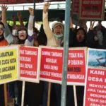 Sejumlah warga dari Kelurahan Tipo Kota Palu dan Desa Kalora Kabupaten Sigi menekspresikan kegembiraannya sesaat setelah Gubernur Sulteng Anwar Hafid menyatakan moratorium perizinan tambang Galian C di kantor Camat Ulujadi, Palu, Sulawesi Tengah, Selasa (10/6/2025). (bmzIMAGES/Basri Marzuki)