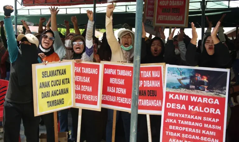 Sejumlah warga dari Kelurahan Tipo Kota Palu dan Desa Kalora Kabupaten Sigi menekspresikan kegembiraannya sesaat setelah Gubernur Sulteng Anwar Hafid menyatakan moratorium perizinan tambang Galian C di kantor Camat Ulujadi, Palu, Sulawesi Tengah, Selasa (10/6/2025). (bmzIMAGES/Basri Marzuki)