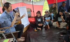 Konsultan Keuangan dan Trainer Hannah Asa Indonesia, Kayleen (kanan) menyampaikan materi tentang pengelolaan keuangan di Festival Tampolore, Poso, Sabtu (28/6/2025). (Foto: Yardin)