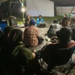 Suasana diskusi usai nonton bareng film dokumenter Kopi Tua Desa Kota di Festival Tampolore, Desa Hanggira, Poso, Sabtu (28/6/2025). (Foto: Yardin)