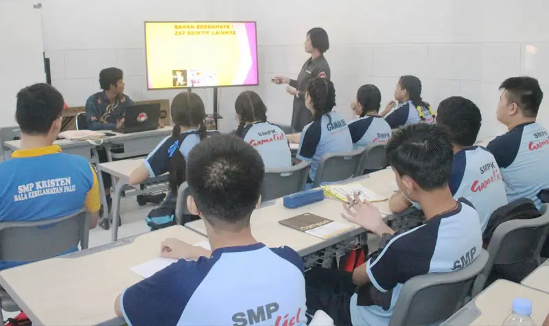 Penyuluhan tentang narkoba oleh Ditresnarkoba Polda Sulteng di SMA Kristen Gamaiel di Palu, Jumat (4/7/2025). (Foto: Humas Polda Sulteng)