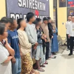 Kapolres Banggai AKBP Putu Hendra Binangkari di depan para pelaku judi diMapolres Banggai, Sabtu (28/6/2025). (Foto: Humas Polres Banggai)