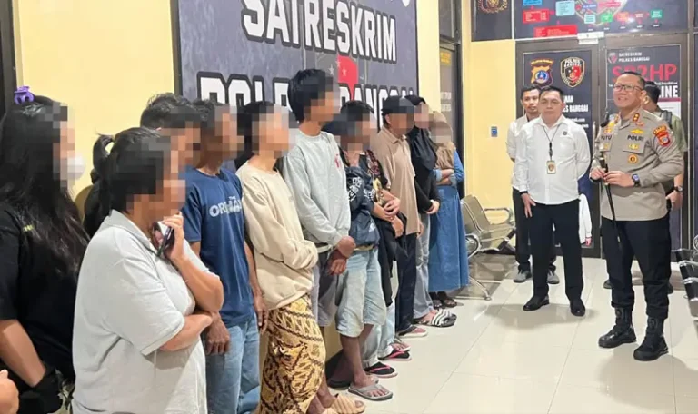 Kapolres Banggai AKBP Putu Hendra Binangkari di depan para pelaku judi diMapolres Banggai, Sabtu (28/6/2025). (Foto: Humas Polres Banggai)