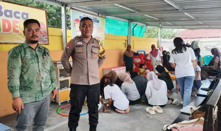 Bripka Reply di Taman Baca Napande di Kelurahan Baiya, Palu. (Foto: Humas Polresta Palu)