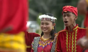 Warga memainkan tari Raego pada Festival Danau Lindu 2025. (bmzIMAGES/basri marzuki)