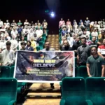 Sejumlah prajurit beserta keluarga membentangkan spanduk usai nonton bareng film "Believe" di XXI PGM Palu, Jumat (4/7/2025). (Foto: Penrem 132/Tdl)