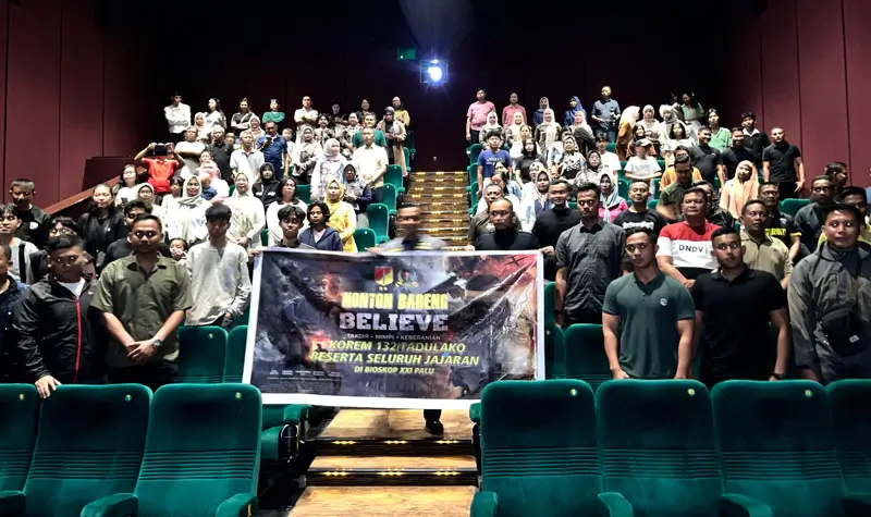 Sejumlah prajurit beserta keluarga membentangkan spanduk usai nonton bareng film "Believe" di XXI PGM Palu, Jumat (4/7/2025). (Foto: Penrem 132/Tdl)