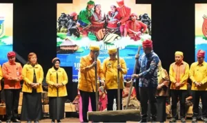 Gubernur Sulteng Anwar Hafid (tengah) bersama Bupati Sigi Moh Rizal Intjenae (kiri) dan Asedp Even Daerah Kemenparekraf Reza Pahlevi menumbuk alu menandai pembukaan Festival Danau Lindu di Dsa Tomado, Lindu, Sigi, Jumat (18/7/2025). (bmzIMAGES/basri marzuki)