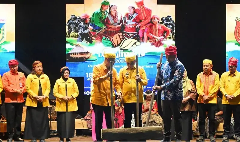 Gubernur Sulteng Anwar Hafid (tengah) bersama Bupati Sigi Moh Rizal Intjenae (kiri) dan Asedp Even Daerah Kemenparekraf Reza Pahlevi menumbuk alu menandai pembukaan Festival Danau Lindu di Dsa Tomado, Lindu, Sigi, Jumat (18/7/2025). (bmzIMAGES/basri marzuki)