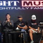Penyanyi Bay bersama pendkungnya di Vight Music memberikan keterangan terkait album perdanya "Simpan Saja" di Kahe 68 House Palu, 10/7/2025). bmzIMAGES/basri marzuki)