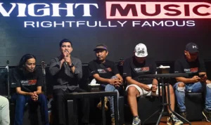 Penyanyi Bay bersama pendkungnya di Vight Music memberikan keterangan terkait album perdanya "Simpan Saja" di Kahe 68 House Palu, 10/7/2025). bmzIMAGES/basri marzuki)