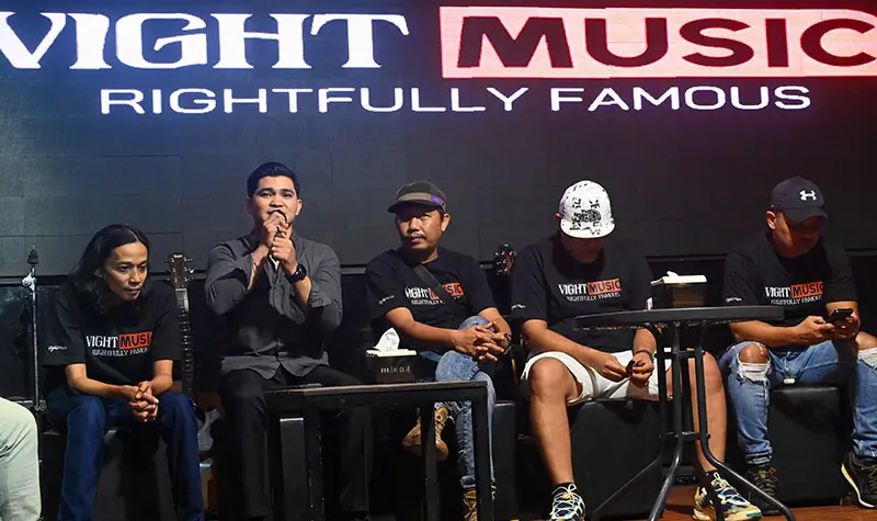 Penyanyi Bay bersama pendkungnya di Vight Music memberikan keterangan terkait album perdanya "Simpan Saja" di Kahe 68 House Palu, 10/7/2025). bmzIMAGES/basri marzuki)