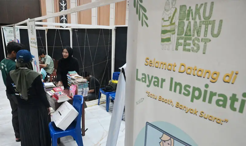 Lapak baca gratis, tak pernah sepi di BakuBantu Fest. (©bmzIMAGES/basri marzuki)