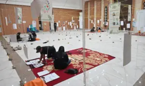 Kolanborator tak ketinggalan, membuat alat bantu ajar. (©bmzIMAGES/basri marzuki)