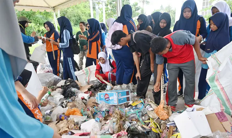 Praktik pemilahan sampah oleh pelajar. (©bmzIMAGES/basri marzuki)