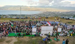 Ratusan jamaah Majelis Dzikir Nuurul Khairaat bersama simpatisan mengikuti doa bersama untuk Indonesia di Butik Batambaya, Kalora, Sigi, Senin (18/8/2025). (©bmzIMAGES/basri marzuki)