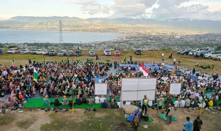 Doa Majelis Dzikir Nuurul Khairaat untuk Indonesia Membahana dari Bukit Batambaya Ratusan jamaah Majelis Dzikir Nuurul Khairaat bersama simpatisan mengikuti doa bersama untuk Indonesia di Butik Batambaya, Kalora, Sigi, Senin (18/8/2025). (©bmzIMAGES/basri marzuki)