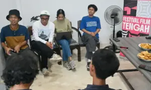 dari kiri ke kana: Adi Atmaja, Mohammad Ifdhal, Sarah Adilah, dan Taufiqurrahman Kifu pad apress conference peluncuran Festival Film Tengah dis ekretariat Sinekoci, Palu, Sabtu (2/8/2025). (©bmzIMAGES/basri marzuki)