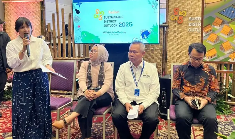 Bupati Sigi Rizal Intjenae (tengah) pada Sustainable Districts Outlook (SDO) 2025 di Indonesia Convention Exhibition (ICE) BSD City, Tangerang, Kamis (28/8/2025). (©Katadata/Nur Rahmah)