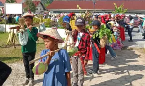 Salah satu tim peserta pada karnaval budaya menandai pembukaan Festival Mosintuvu di Tentena, Poso, Kamis (31/7/2025). (©Mosintuvu Fest)