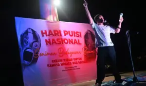 Seniman Dini mendeklamasikan puisinya dalam perayaan Hari Pusi Nasional di depan Kantor DPRD Sulteng, Sabtu (2/8/2025) malam. (©bmzIMAGES/basri Marzuki)