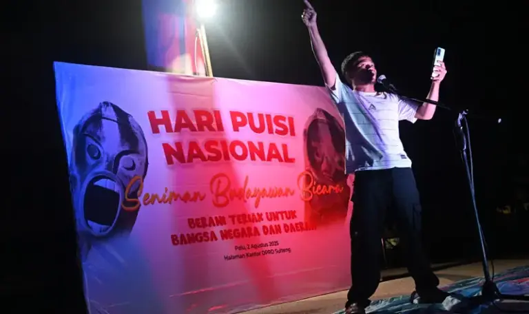 Seniman Dini mendeklamasikan puisinya dalam perayaan Hari Pusi Nasional di depan Kantor DPRD Sulteng, Sabtu (2/8/2025) malam. (©bmzIMAGES/basri Marzuki)