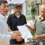 Direktur Legal PT BRMS, Muhammad Sulthon menyerahkan surat dukungan permintaan masyarakat Poboya untuk penciutan lahan tambang dan pengurusan WPR kepada perwali;am masyarakat lingkar tambang Poboya di Jakarta, Rabu (27/8/2025). (©Tim Lingkar Tambang Poboya)