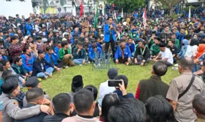 Mahasiswa menyampaikan tuntutannya pada demonstrasi di depan Kantor DPRD Sutleng, Senin (1/9/2025). (bmzIMAGES/basri marzuki)