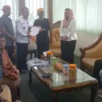 Wali Kota Hadianto Rasyid bersama Wawali Imelda Lilianan Muhidin sata menerima kunjungan perwakilan tokoh masyarakat dan adat Poboya di Ruang kerjanya, Rabu (3/9/2025). (©Perwakilan Poboya)