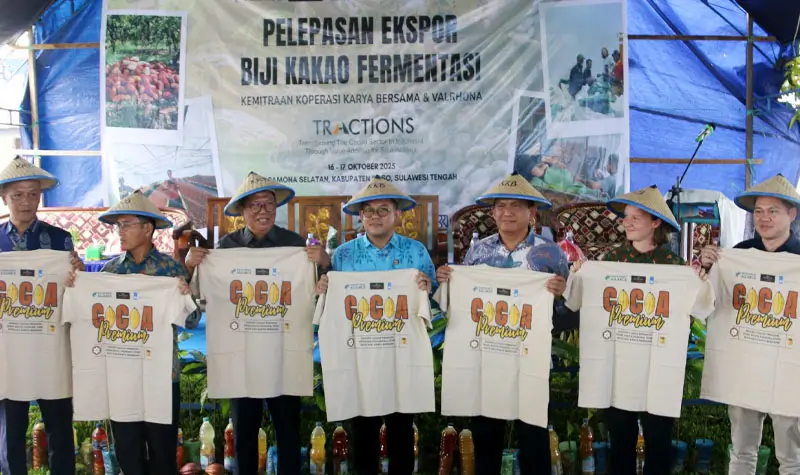 Seremonial pelepasan ekspor perdana 2 ton kakao fermentasi ke Prancis, di Poso, Kamis (16/10/2025). (© OJK Sulteng)