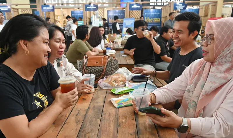Sejumlah pengunjung menikmati kopi di Festival Kopi Sulteng di PGM, Sabtu (18/10/2025). (© bmzIMAGES/Basri Marzuki)