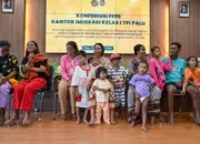 Ke-15 WNA asal Filipina yang telah tiba di kantor Imigrasi Palu, JUmat (25/1/2026). (©bmzIMAGES/Basri Marzuki)