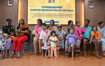 Ke-15 WNA asal Filipina yang telah tiba di kantor Imigrasi Palu, JUmat (25/1/2026). (©bmzIMAGES/Basri Marzuki)