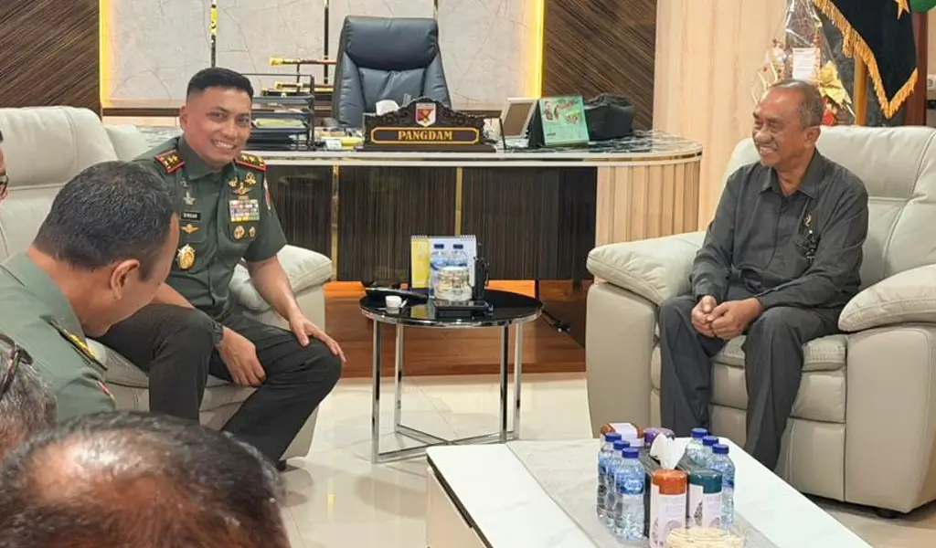 Pangdam) XXIII/Palaka Wira, Mayjen TNI J. Binsar Parluhutan Sianipar bersama Kepala Pengailan Tinggi Sulteng, Aroziduhu Waruwu, Selasa (24/2/2026). (©Pendam23/PW)
