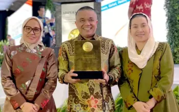 Wali Kota, Wawali, Sekot menunjukkan trophy Menuju Kota Bersih di Jakarta, Rabu (25/2/2026). (©Prokopim Setda Kota Palu/Qadri)