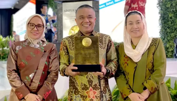 Kota Palu Raih Predikat “Menuju Kota Bersih”, Terima 3 Kendaraan Sampah