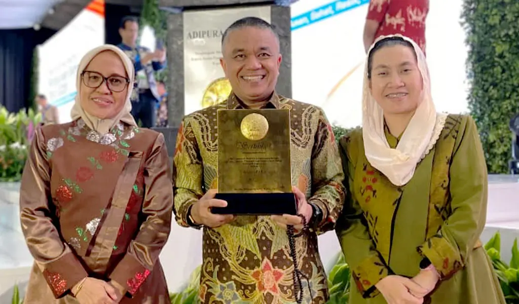 Wali Kota, Wawali, Sekot menunjukkan trophy Menuju Kota Bersih di Jakarta, Rabu (25/2/2026). (©Prokopim Setda Kota Palu/Qadri)