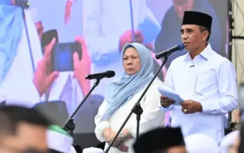 Gubernur Anwar Hafid dan Wagub Reny A Lamadjido pada peringatan setahun memimpin Sulteng di Masjid Baitul Khairaat, Minggu (22/2/2026). (©Humas Pemprov Sulteng)