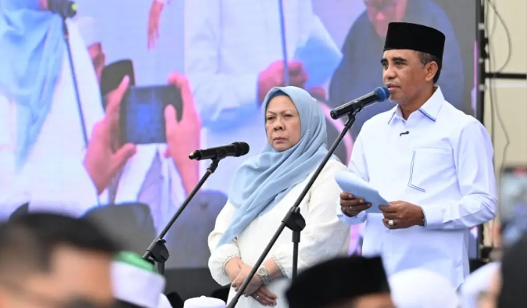 Gubernur Anwar Hafid dan Wagub Reny A Lamadjido pada peringatan setahun memimpin Sulteng di Masjid Baitul Khairaat, Minggu (22/2/2026). (©Humas Pemprov Sulteng)