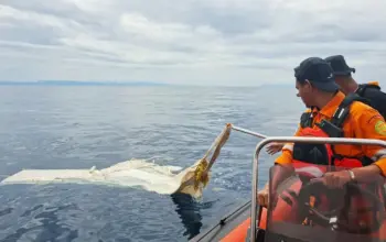 Operasi SAR pencarian dua ABK KLM Nur Ainun Balqis di Selat Makassar. (©Basarnas Palu)