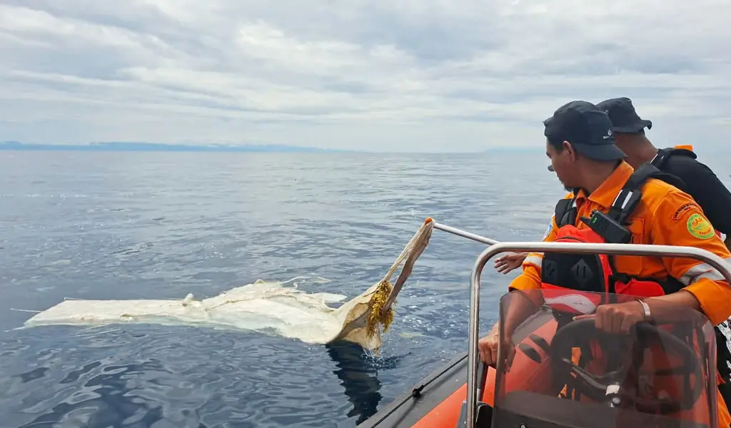 Operasi SAR pencarian dua ABK KLM Nur Ainun Balqis di Selat Makassar. (©Basarnas Palu)