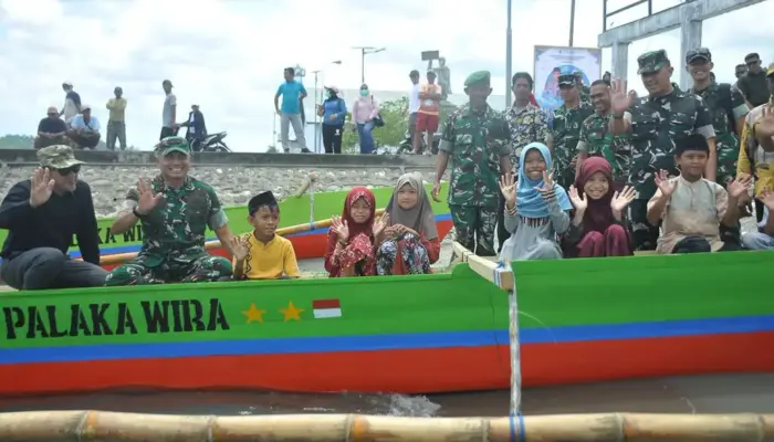 Pangdam XXIII Bantu Siswa di Kepulauan Togean dengan Perahu Katinting