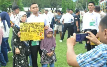 Salah seorang casis berfoto bersama keluargnay usai pengumuman hasil seleksi di Mayonif 711/Rks, Palu, Minggu (22/2/2026). (©Pendam23/PW)