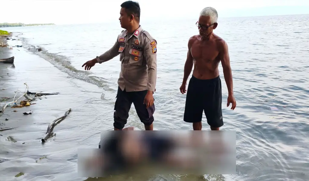Polisi bersama warga mengevakuasi jenazah seorang lansi yang ditemukan mengapung di Pantai Dimpalon Baru, Banggai, Jumat (20/2/2026). (©Humas Polres Banggai)