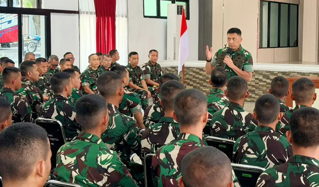 Pangdam XXIII/Palaka Wira, Mayjen TNI J. Binsar Parluhutan Sianipar memberikan pengarahan kepad apersonel Yonif TP 917/KMM dan 918/MM di Palu, Minggu (8/3/2026). (©Pendam23/PW)