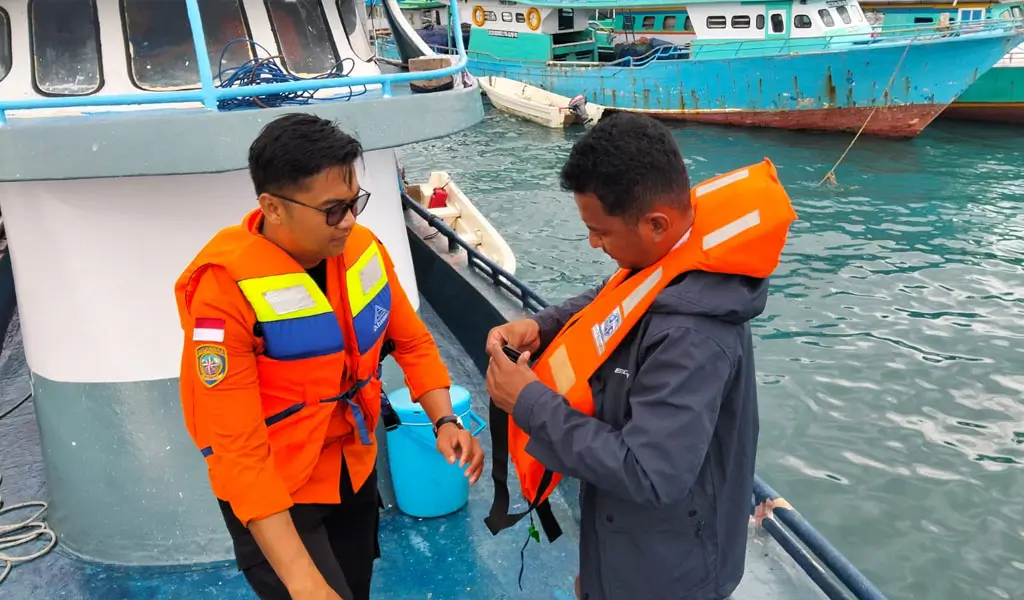 Personel Unit Siaga SAR Ampana menunjukkan cara penggunaan life jacket pad asosialisasi keselamatan berlayar di ampana, Kamis (12/3/2026). (©Basarnas Palu)