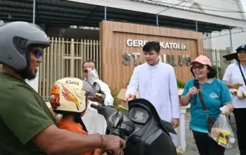 Bagi Takjil Gratis, Pesan Toleransi dari Gereja Katolik St Paulus Palu